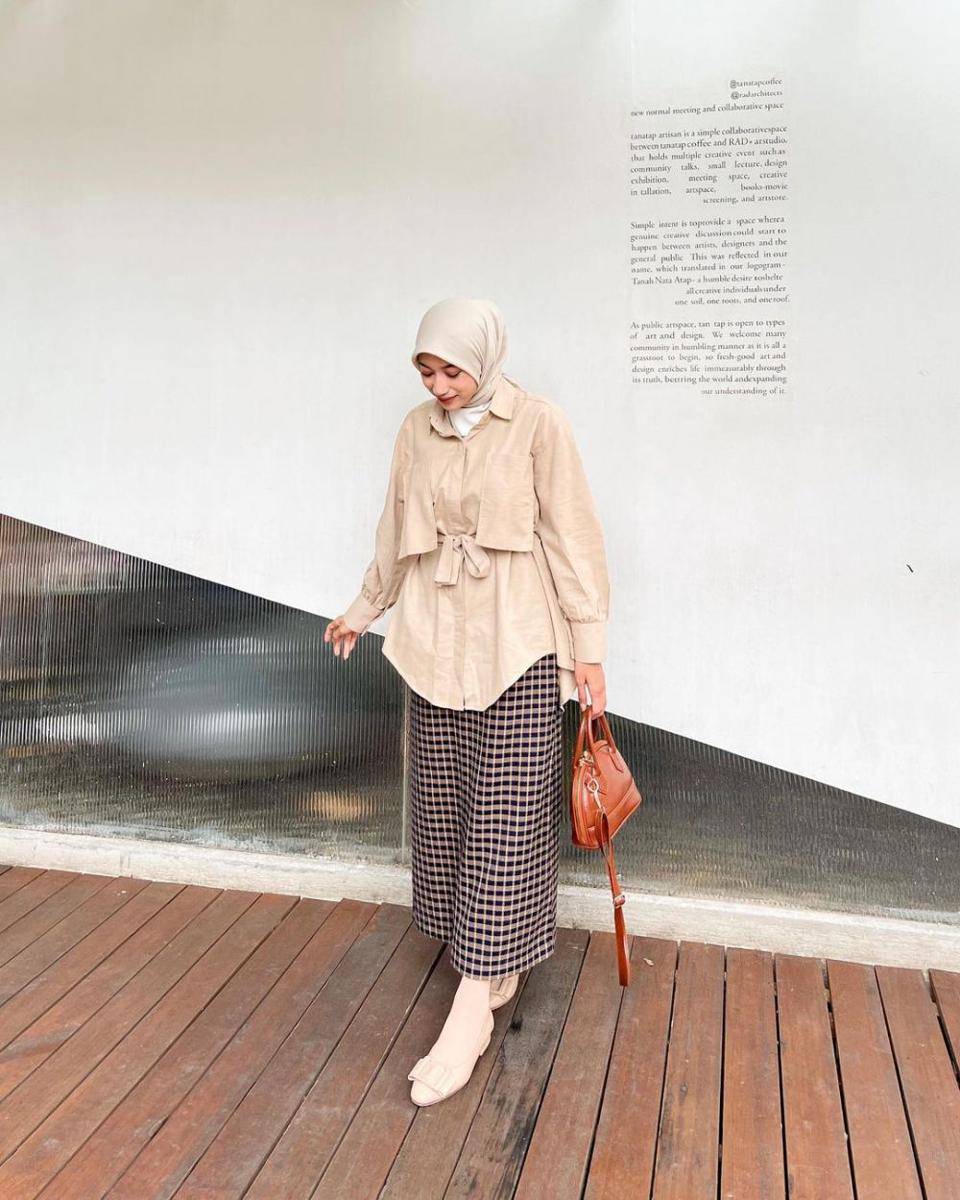 inspirasi padu padan rok untuk hijab ala Rafika Rahma (instagram.com/rafikarahmaaa)