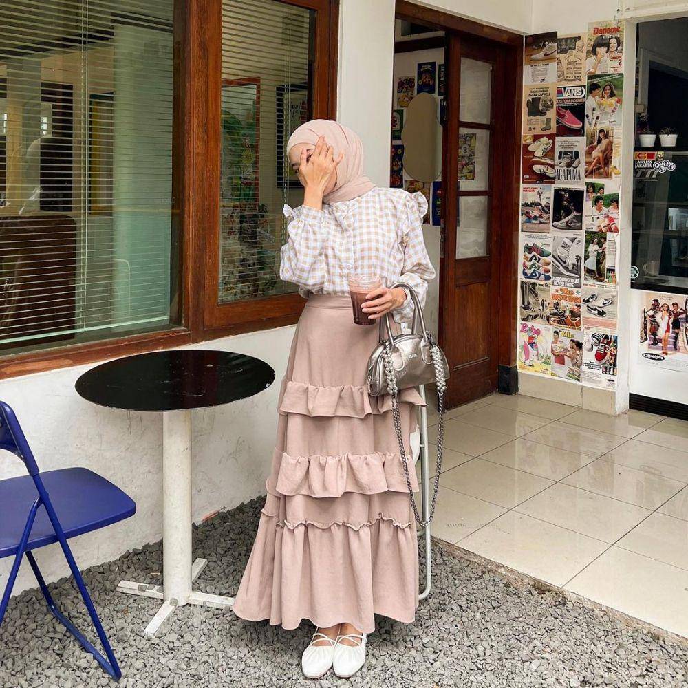 inspirasi padu padan rok untuk hijab ala Rafika Rahma (instagram.com/rafikarahmaaa)