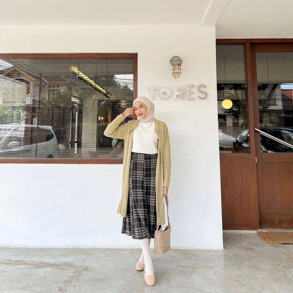 inspirasi padu padan rok untuk hijab ala Rafika Rahma (instagram.com/rafikarahmaaa)