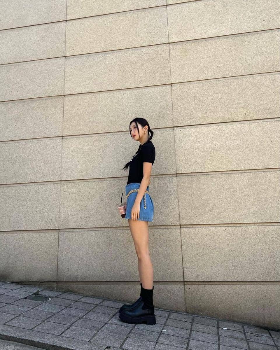 Mix and match outfit hitam ala Seulgi Red Velvet (instagram.com/hi_sseulgi)
