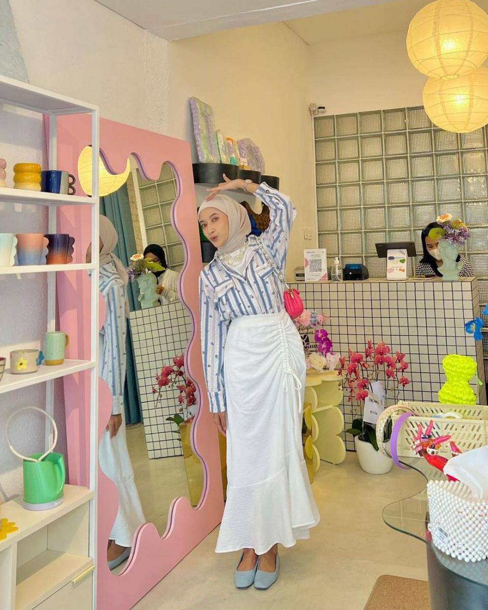 inspirasi padu padan rok untuk hijab ala Rafika Rahma (instagram.com/rafikarahmaaa)