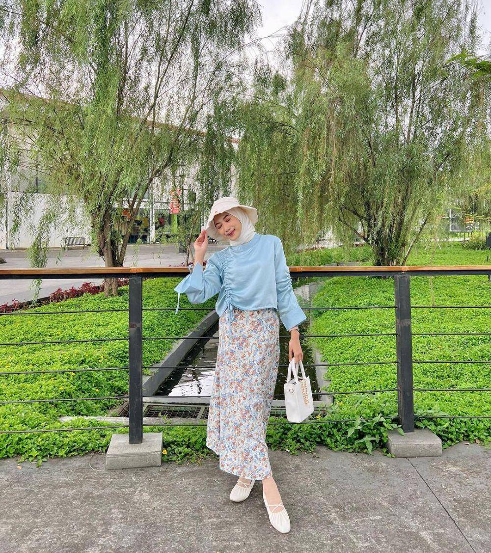 inspirasi padu padan rok untuk hijab ala Rafika Rahma (instagram.com/rafikarahmaaa)