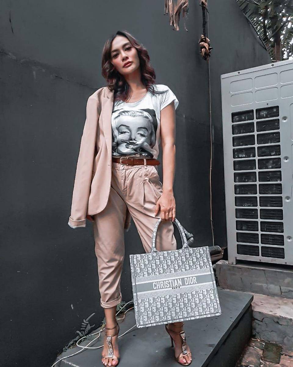 OOTD kasual pakai handbag ala Masayu Anastasia (instagram.com/masayuanastasia)