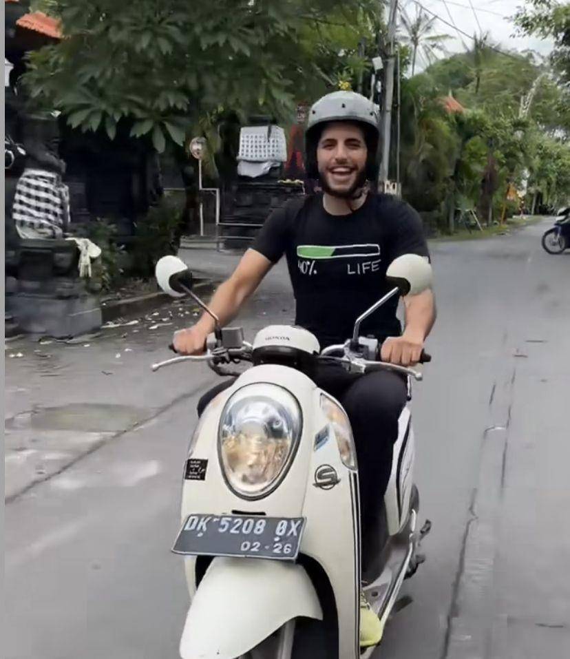 potret Nas Daily naik motor di bali (instagram.com/nasdaily)