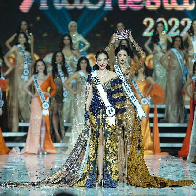 Potret Ayu Maulida Saat Memberikan Mahkota Kepada Laksmi Suardana Sebagai Puteri Indonesia 2022 (Instagram.com/ayumaulida97)