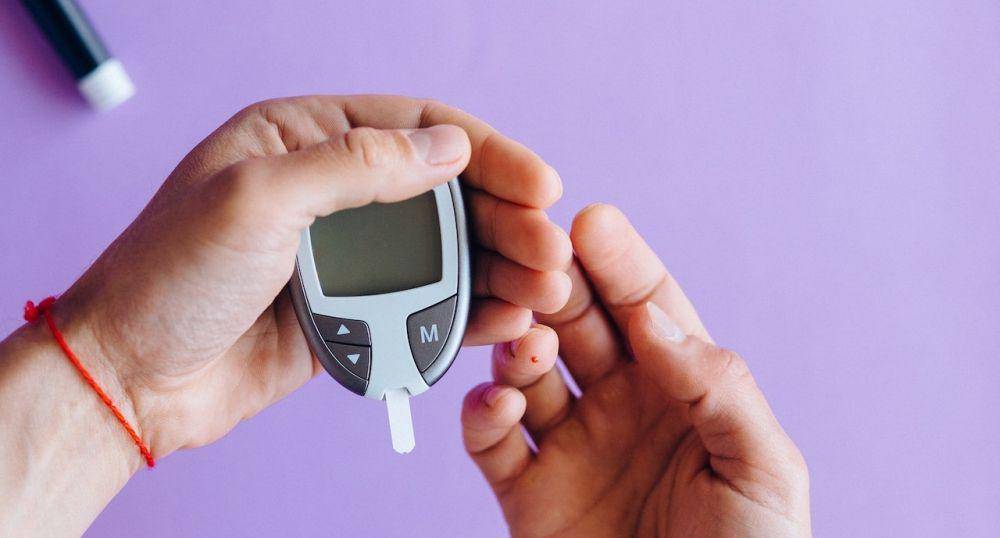 ilustrasi pengecekan gula darah untuk melihat kemungkinan gejala diabetes pada anak (pexels.com/Nataliya Vaitkevich)