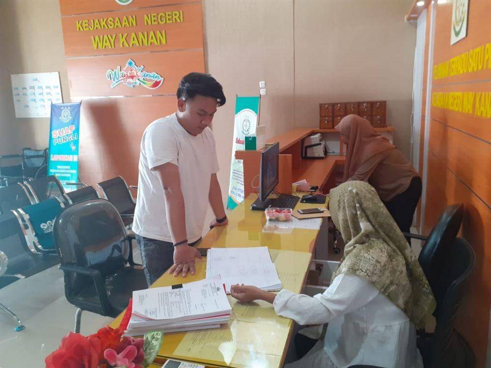 Proses pelimpahan berkas perkara ke Kejari Blambangan Umpu. (Dok. Polres Way Kanan).