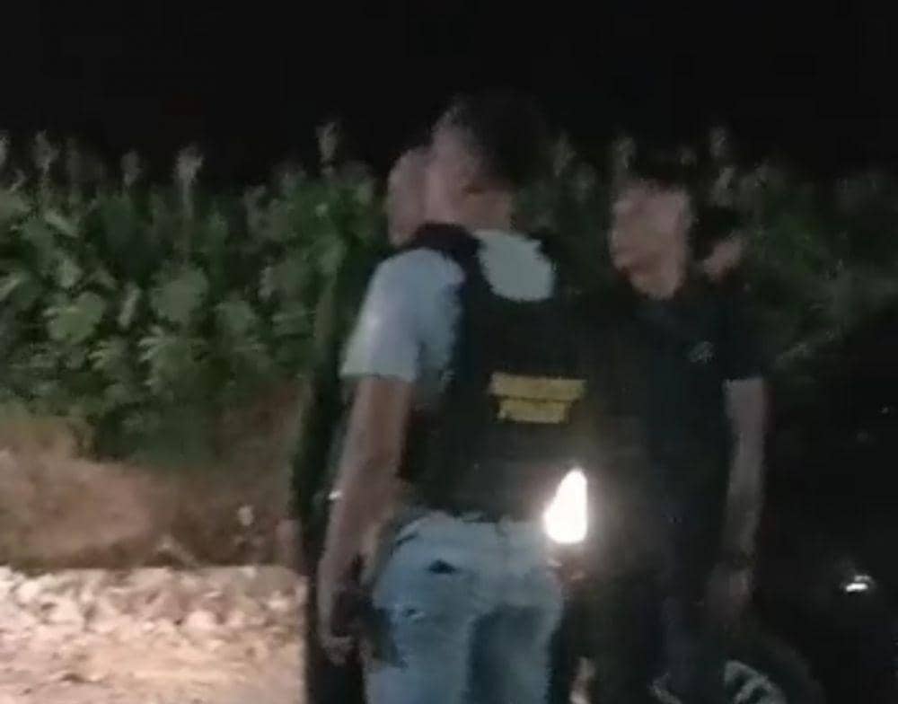 Tangkap layar video amatir pengepungan massa terhadap petugas Satresnarkoba Polres Lampung Tengah. (IDN Times/Istimewa).