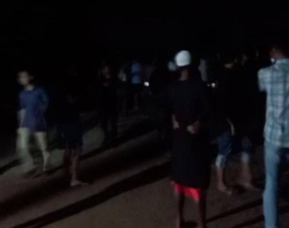 Tangkap layar video amatir pengepungan massa terhadap petugas Satresnarkoba Polres Lampung Tengah. (IDN Times/Istimewa).