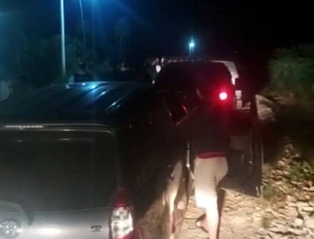 Tangkap layar video amatir pengepungan massa terhadap petugas Satresnarkoba Polres Lampung Tengah. (IDN Times/Istimewa).