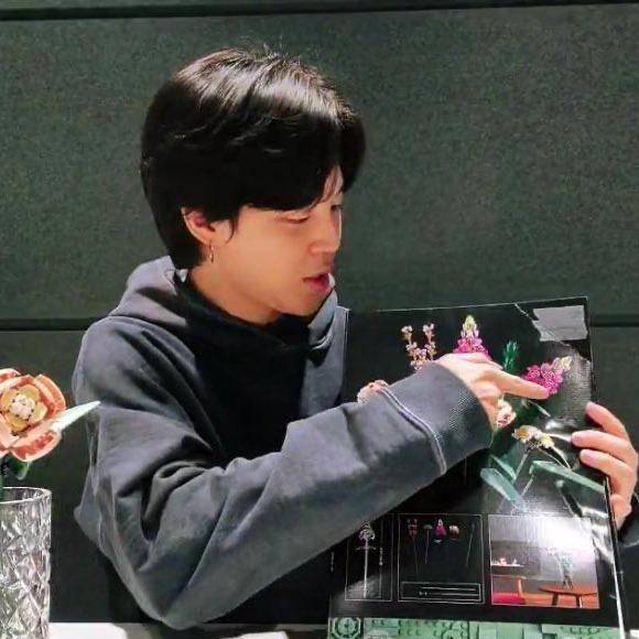 Jimin BTS di Weverse Live Jumat (10/2/2023) (dok. Weverse/BTS)
