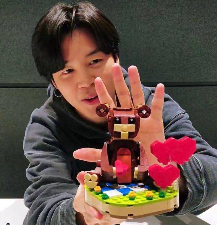 Jimin BTS di Weverse Live Jumat (10/2/2023) (dok. Weverse/BTS)
