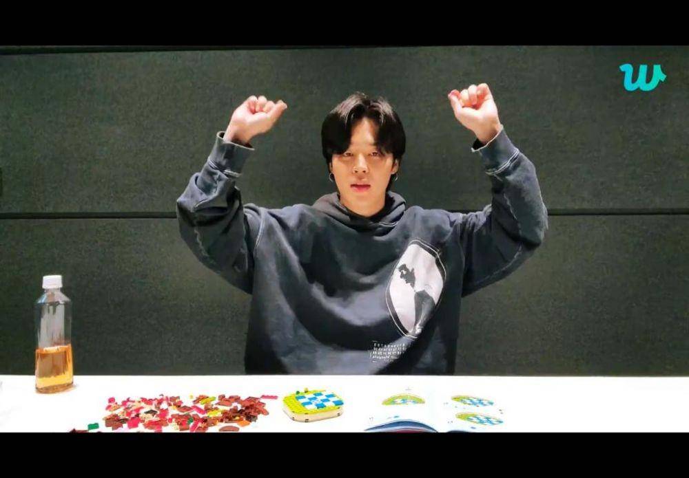 Jimin BTS di Weverse Live Jumat (10/2/2023) (dok. Weverse/BTS)