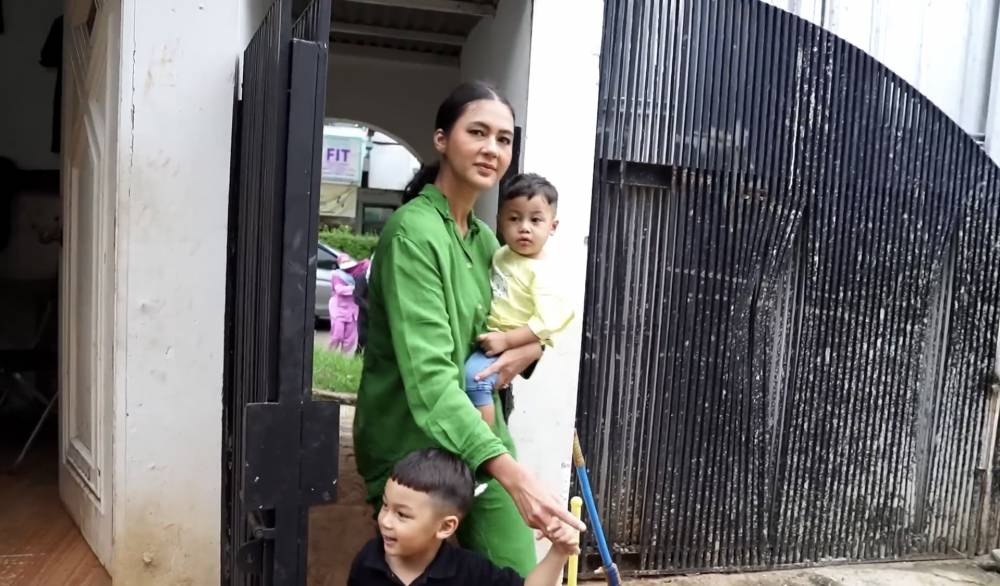 momen Paula, Kiano, dan Kenzo cek rumah baru (youtube.com/BaimPaula)