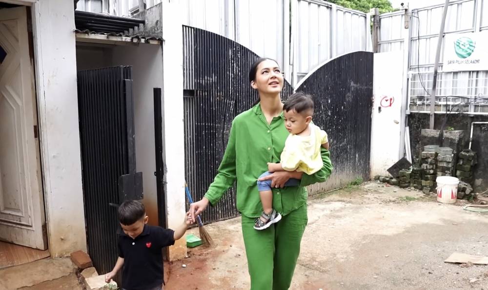 momen Paula, Kiano, dan Kenzo cek rumah baru (youtube.com/BaimPaula)