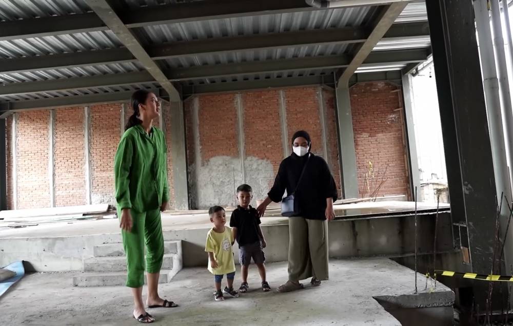 momen Paula, Kiano, dan Kenzo cek rumah baru (youtube.com/BaimPaula)