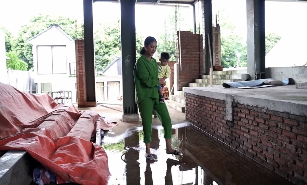 momen Paula, Kiano, dan Kenzo cek rumah baru (youtube.com/BaimPaula)