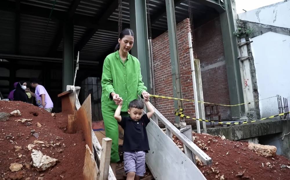 momen Paula, Kiano, dan Kenzo cek rumah baru (youtube.com/BaimPaula)