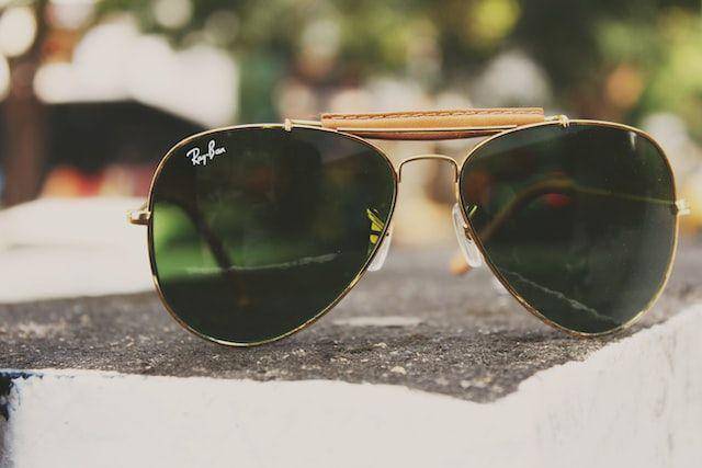 Ilustrasi kacamata Aviator (unsplash/loganathan logesh)