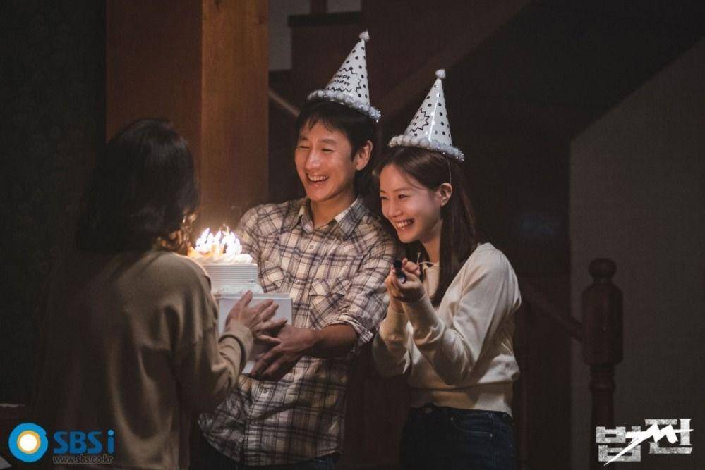 Lee Sun Kyun dan Moon Chae Won di Payback: Money and Power (dok. SBS/Payback: Money and Power)