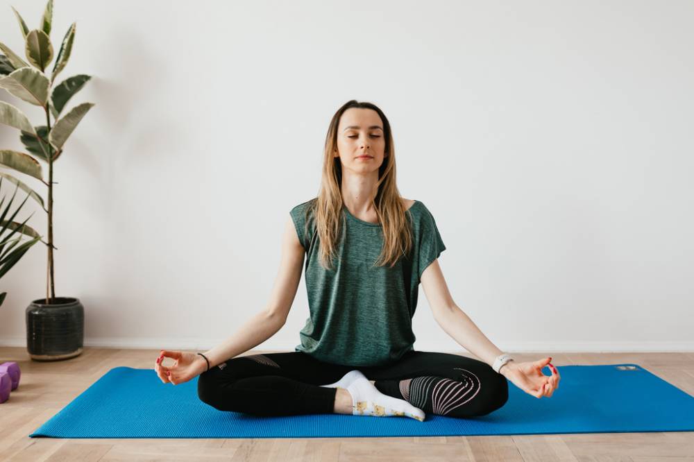 ilustrasi seseorang yang sedang bermeditasi (pexels.com/Karolina Grabowska)