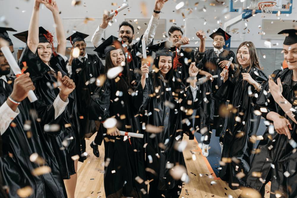 ilustrasi sekumpulan mahasiswa yang wisuda (pexels.com/Pavel Danilyuk)