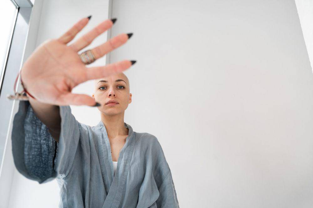 Berpikiran negatif membuat seseorang mudah mengalami burnout. (Pexels.com/SHVETS production)