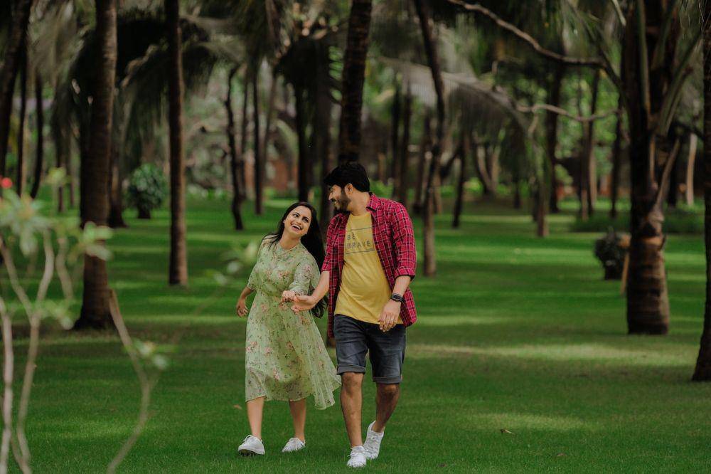 Jalan-jalan di taman kota bersama pasangan (pexels.com/spora weddings)
