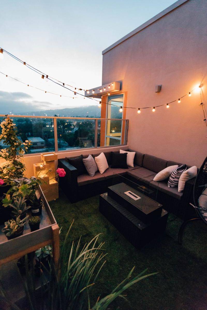 Balkon (unsplash.com/Roberto Nickson)
