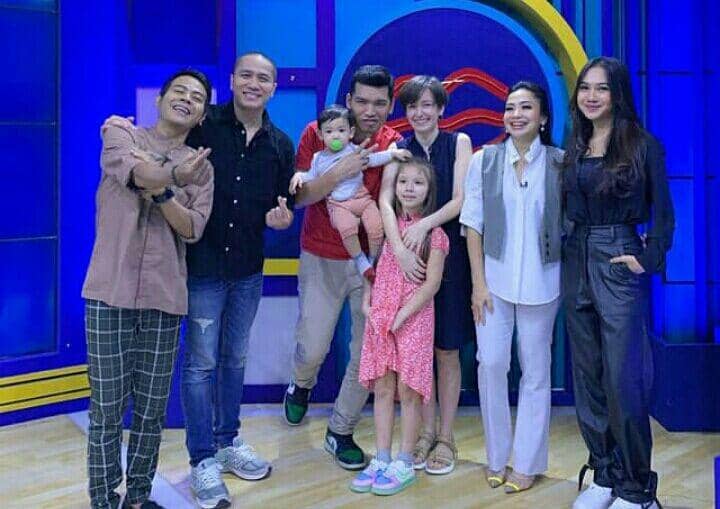 Lagi di Indonesia, 9 Potret Benni Sitanggang bareng Seleb Tanah Air!