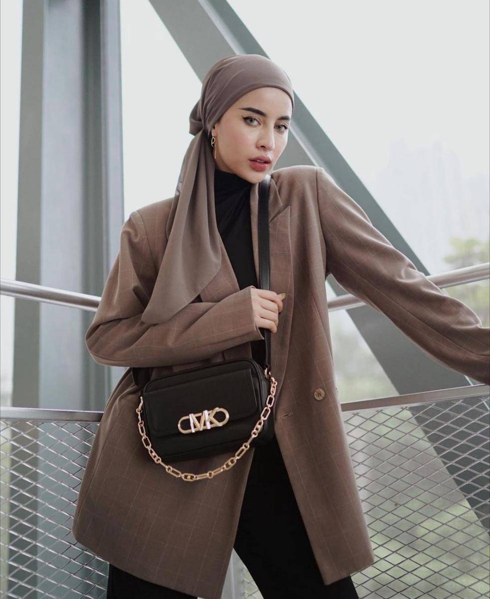 Aghnia Punjabi (instagram.com/emyaghnia)
