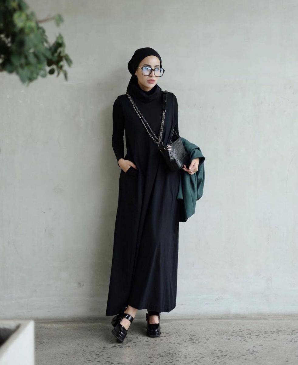 Aghnia Punjabi (instagram.com/emyaghnia)