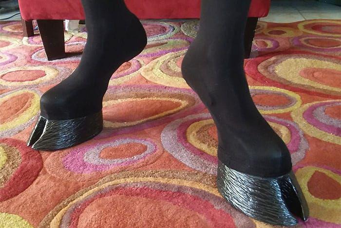 9 Desain Sepatu Berbentuk Hewan yang Nyeleneh Abis, Berani Pakai?