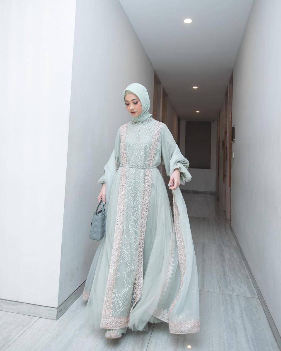 OOTD kondangan hijab ala Poppy Bunga (instagram.com/poppybungariphat)