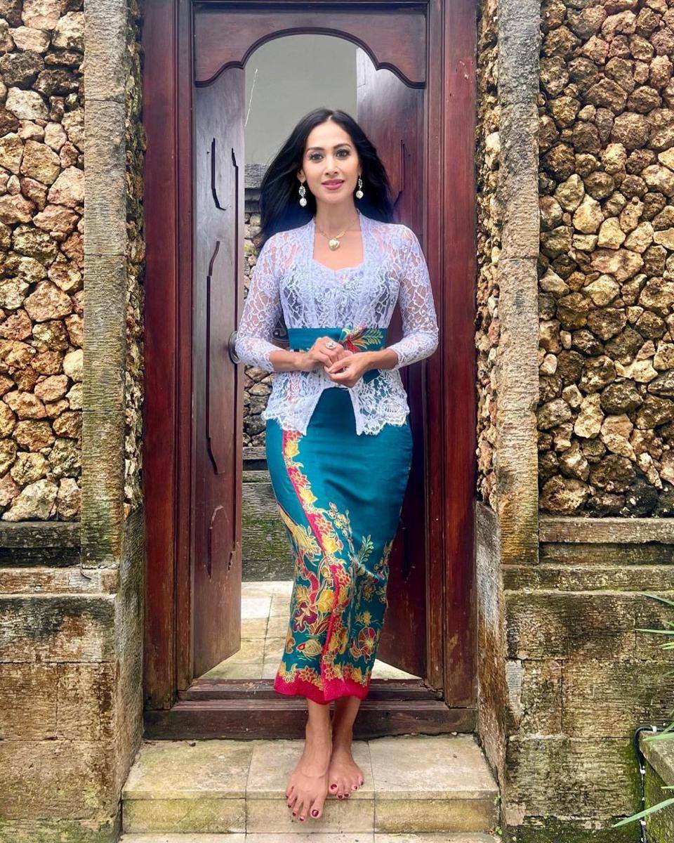 Kebaya Bali ala figur publik (instagram.com/dps_diahpermatasari)