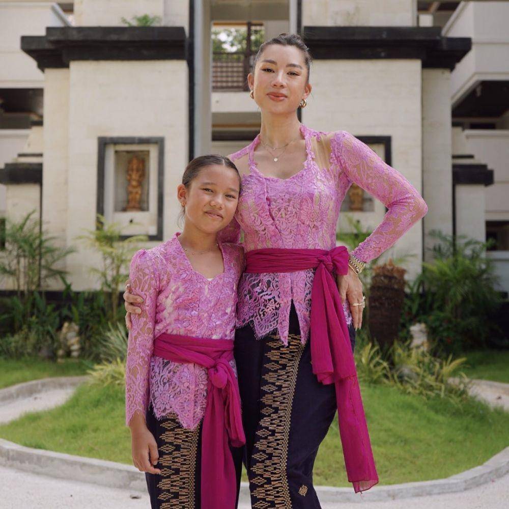Kebaya Bali ala figur publik (instagram.com/jenniferbachdim)