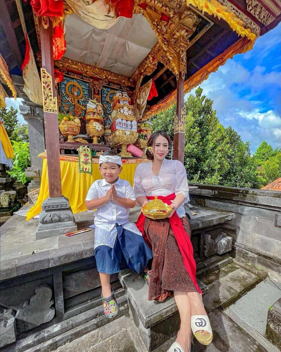 Kebaya Bali ala figur publik (instagram.com/maharanikemala)