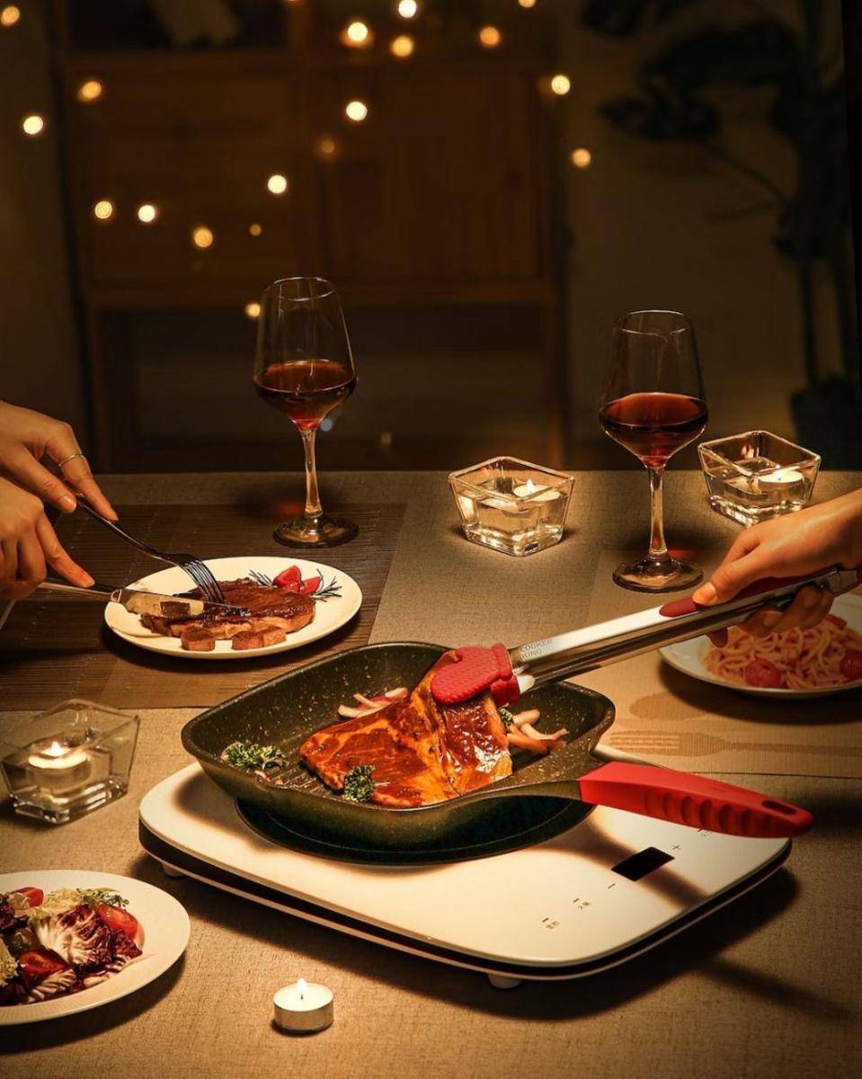 ilustrasi dinner (unsplash.com/Cooker King)