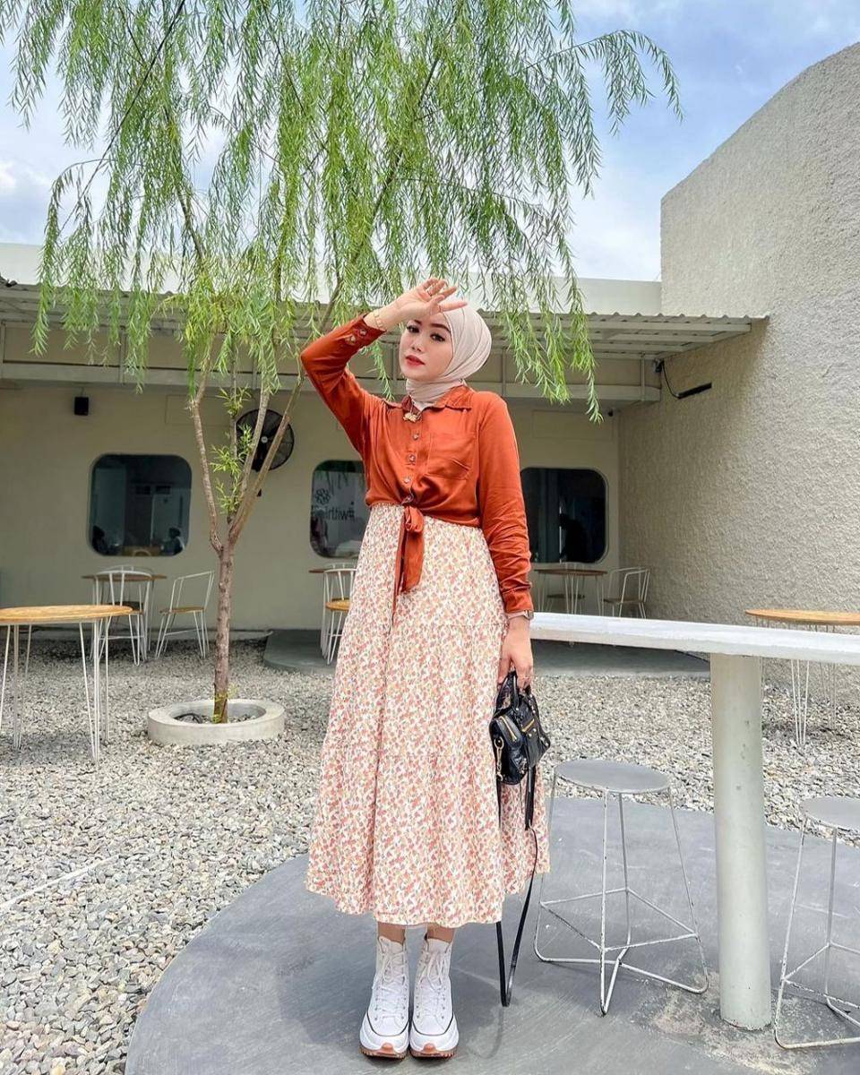 inspirasi outfit terracotta (instagram.com/yollaanggitaaa)