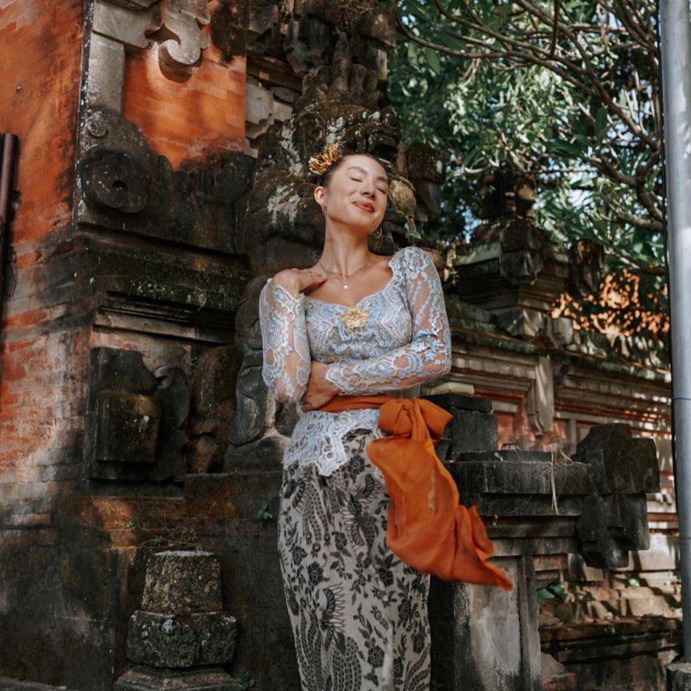 Kebaya Bali ala figur publik (instagram.com/jenniferbachdim)