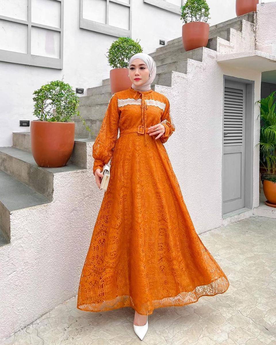 inspirasi outfit terracotta (instagram.com/yollaanggitaaa)
