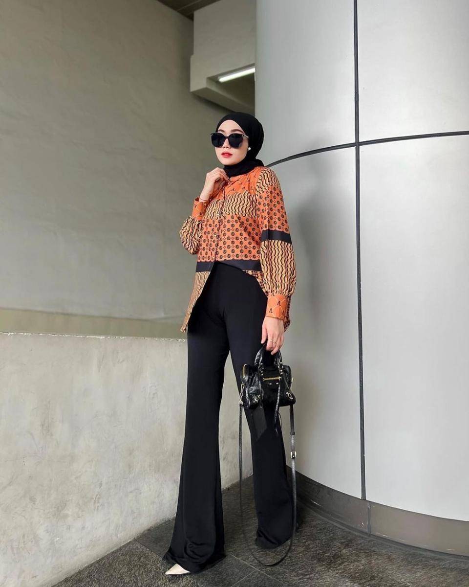 inspirasi outfit terracotta (instagram.com/yollaanggitaaa)