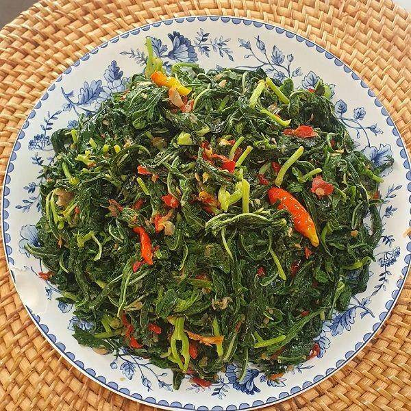 tumis daun singkong (instagram.com/pebiruswin)