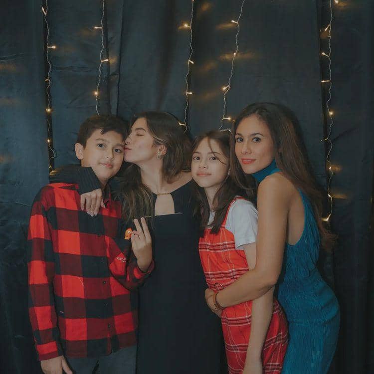 potret Wulan Guritno dan ketiga buah hatinya (instagram.com/wulanguritno)