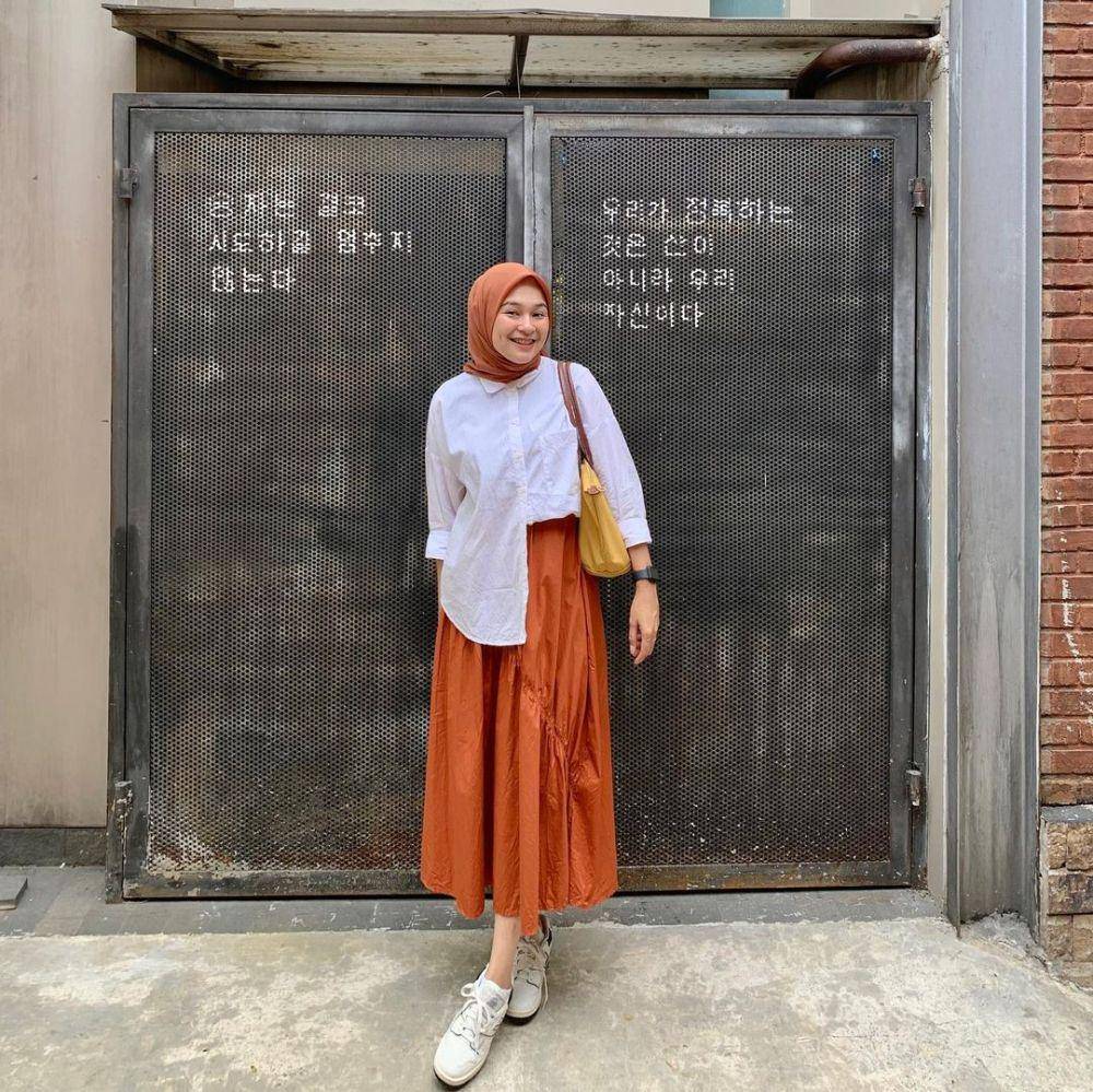 inspirasi outfit terracotta (instagram.com/windaanggreinii)