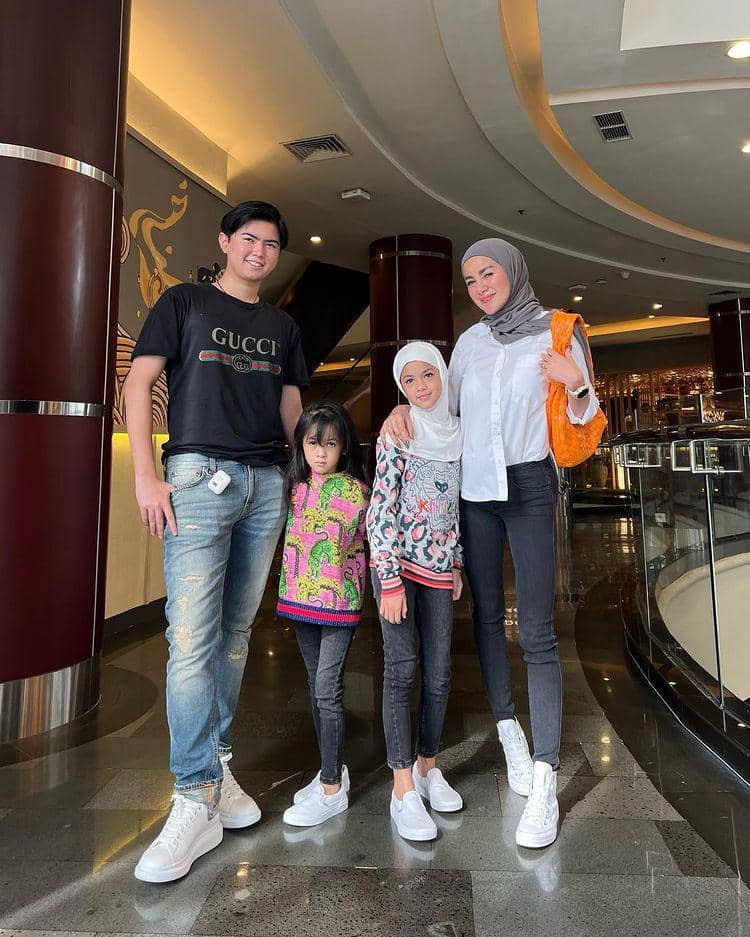 potret Olla Ramlan dan ketiga buah hatinya (instagram.com/ollaramlan)