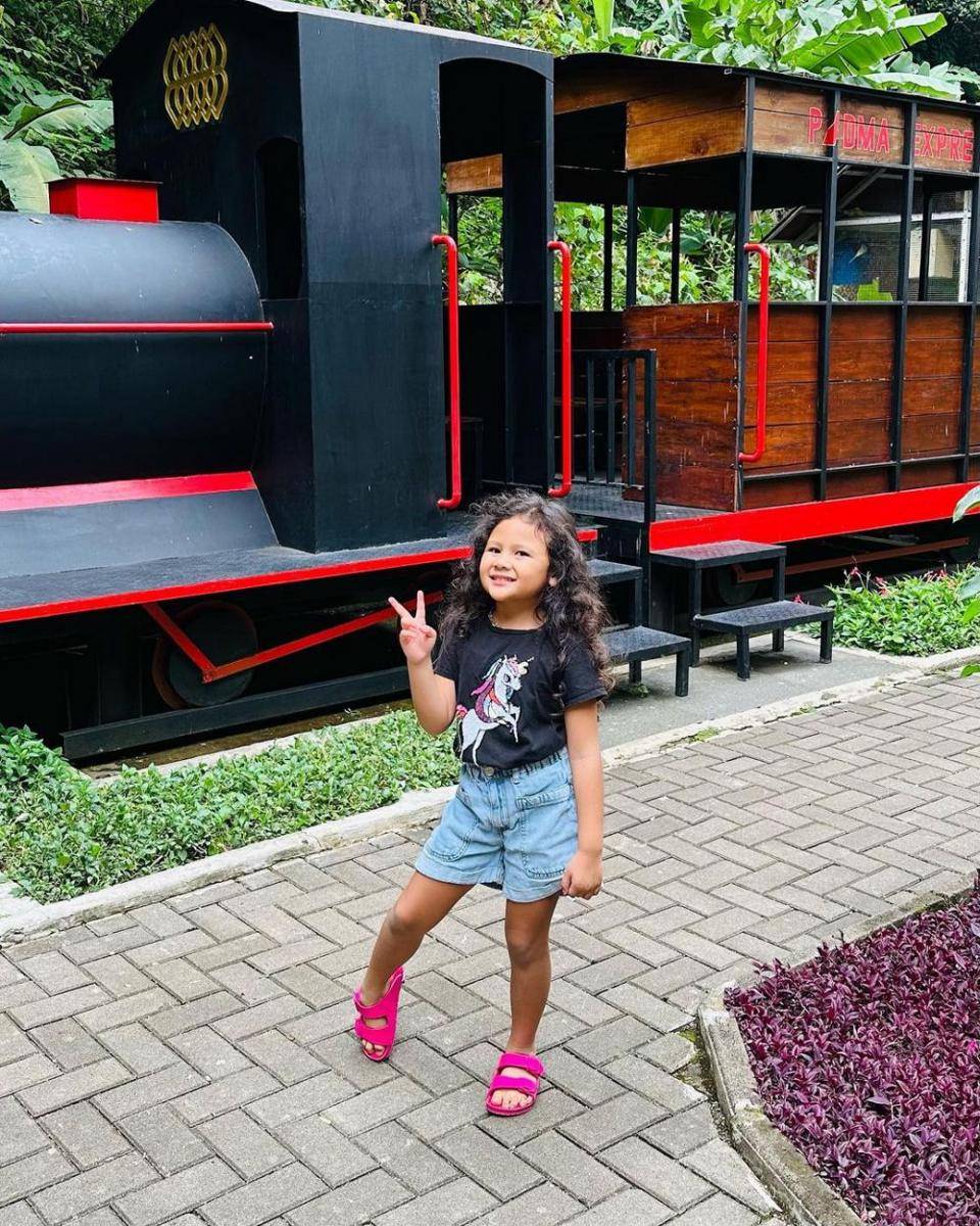 potret Sharena Delon dan keluarga saat liburan di Bandung (instagram.com/mrssharena)