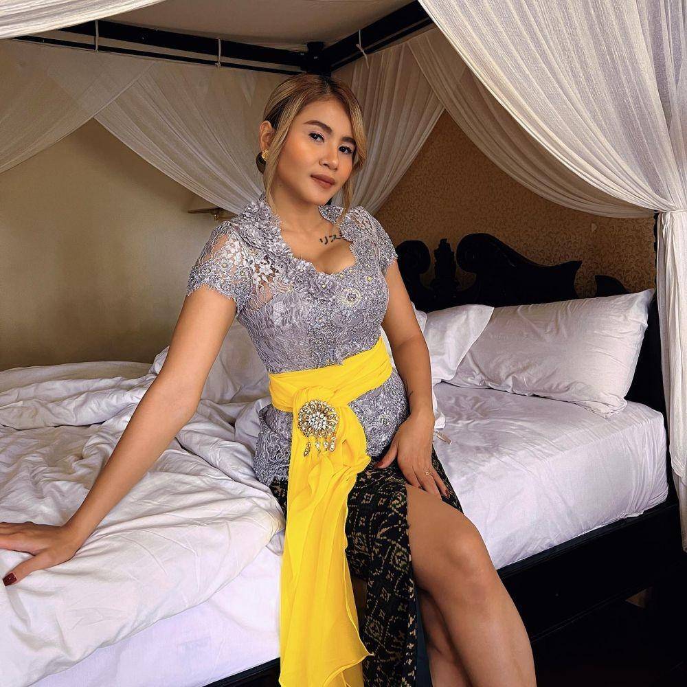 Baju pesta istri komika (instagram.com/kartikawijaksana)