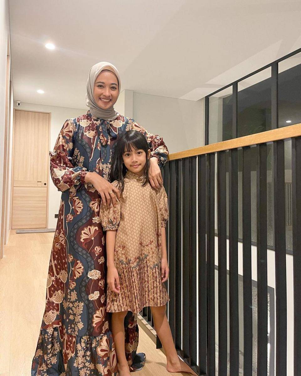 OOTD kondangan hijab ala Poppy Bunga (instagram.com/poppybungariphat)
