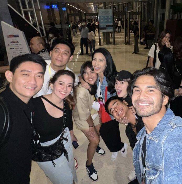 Artis nonton Westlife (Instagram.com/chikajessica88)